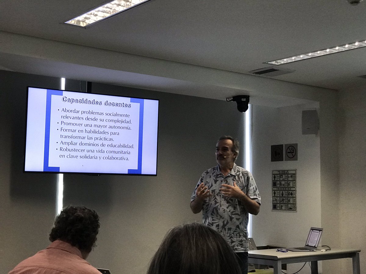 C3UNAM's tweet photo. #C3Academia #C3Invitados

La docencia utiliza la transposición didáctica, una manera de simplificar problemas complejos, a los que están empapados de esta visión.
 
“Me preocupa que los docentes terminemos simplificando un problema complejo socialmente relevante”, mencionó Miguel https://t.co/CONuEac6tq