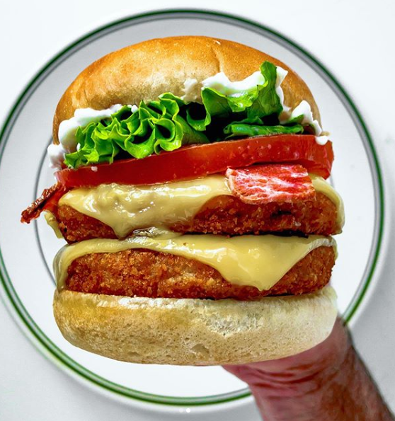 alphafoods's tweet photo. Feast your eyes on this #veganized recreation of the Really Big Chicken Sandwich featuring our Crispy Chik’n #AlphaBurger double-stacked with 🐔🥓🧀🥬🍅 Proof that a #plantbased diet can still be delicious! 📸: @TheeBurgerDude https://t.co/Rcm2yLqxFi