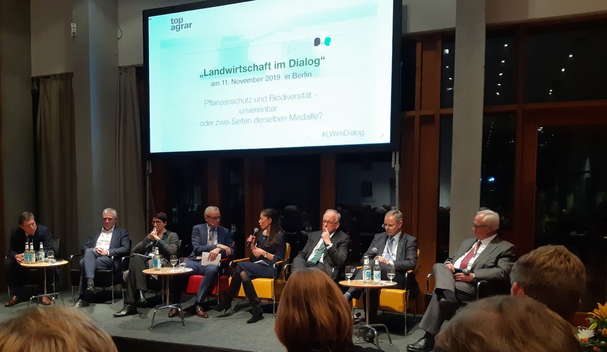 Saori Dubourg, Vorständin @BASF_DE, bringt Herausforderung der #Landwirtschaft auf den Punkt: 1950 erforderte Ernährung von 2,8 Mrd Menschen eine Ackerfläche von 5100 qm/Kopf. 2050 werden es für 9 Mrd nur 1500 qm/Kopf sein. Das geht nur über #Innovation. #LWimDialog <a href="/topagrar/">top agrar</a>