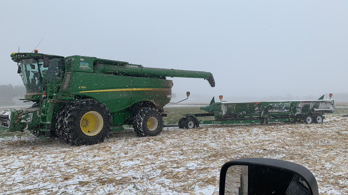 agingerich92's tweet photo. #harvest19 fun time trying to get done with yellow corn!!  #wegone https://t.co/W42F3Ld93s