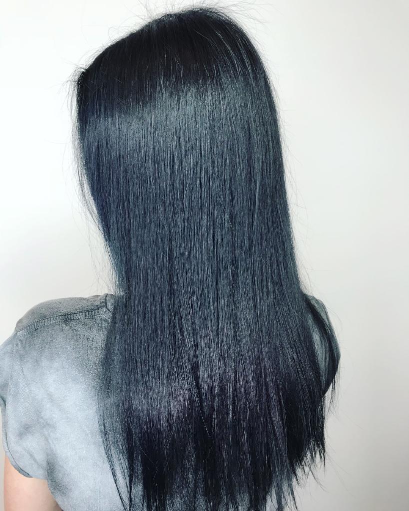 WellaPro's tweet image. #CoolDarkHair with hints of petrol blue 💙🖤💙 Katie Burrows has crafted a color full of mystery and magic, using our #ColorFreshCreate 🎨🖌 #AskForWella

FORMULA:
Base: 2/0 Color Touch, 
Tone: Color Fresh Create True Blue