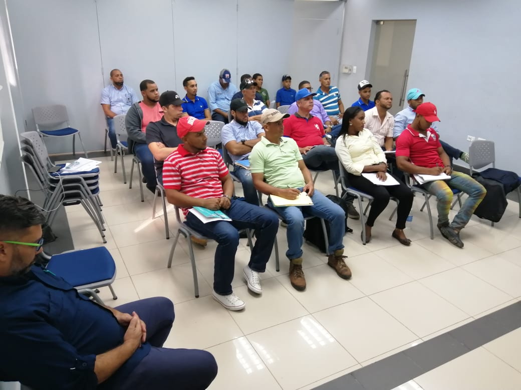 PROGANA_RD's tweet photo. Seguimos mejorando la genética bovina Dominicana! Curso de Inseminación Artificial (parte teórica) con el experto Dennis Jahnke de @GENEX_Tweets https://t.co/WefqheXYjC