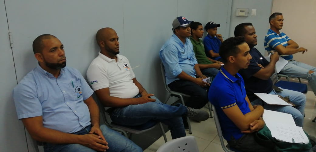 PROGANA_RD's tweet photo. Seguimos mejorando la genética bovina Dominicana! Curso de Inseminación Artificial (parte teórica) con el experto Dennis Jahnke de @GENEX_Tweets https://t.co/WefqheXYjC