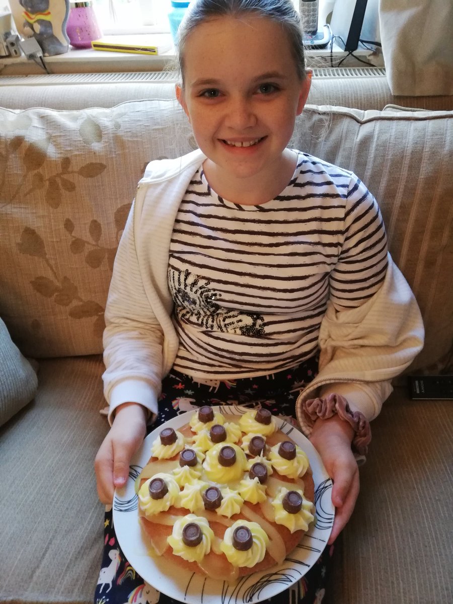 chelle_t1983's tweet image. Chip off the old block #minibaker #sheloveshercakes