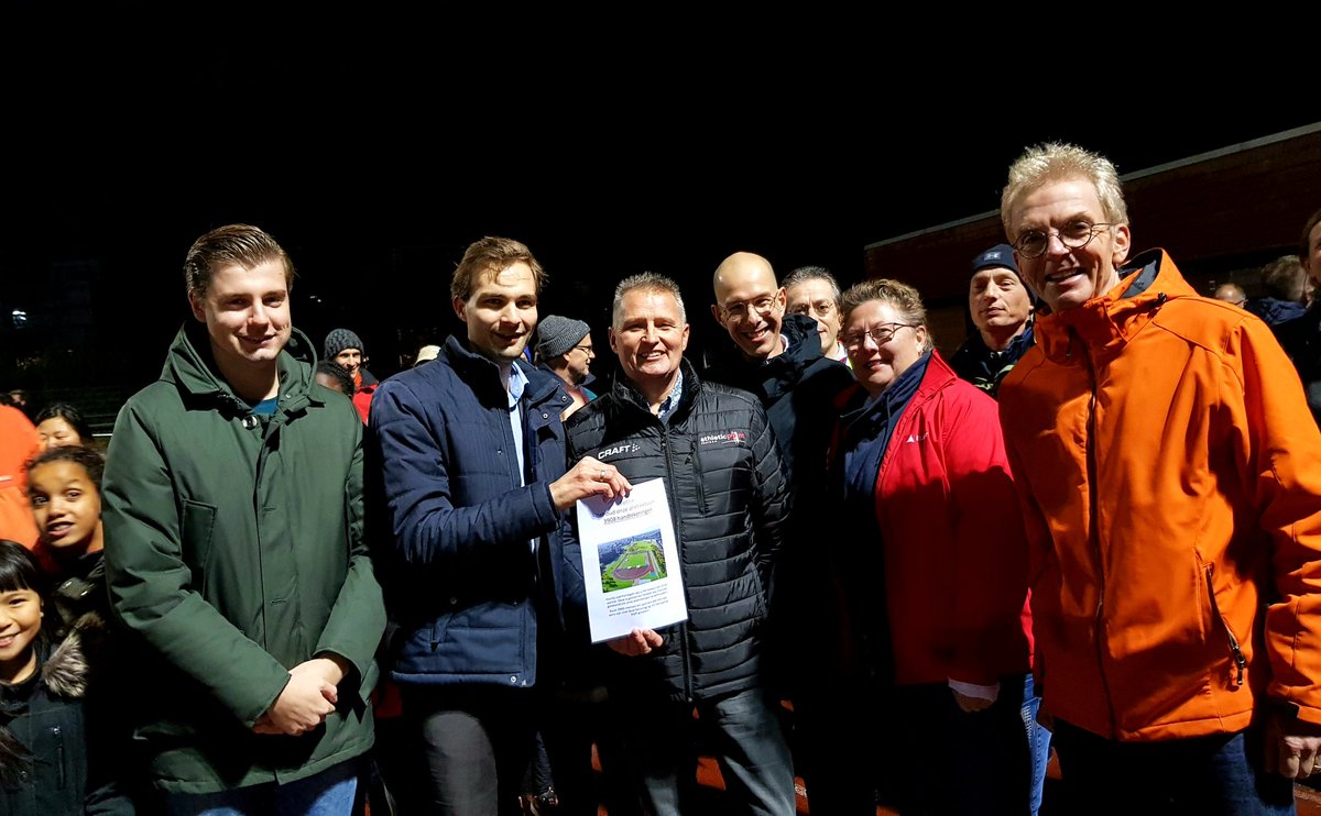 Hartverwarmende bijeenkomst op atletiekbaan Amaliapark met (Sint) Maarten van Ooijen die de petitie voor het behoud van de atletiekbaan in Leidsche Rijn in ontvangst neemt. Mission completed! Allemaal blije gezichten! 🏃‍♂️🏃‍♀️❤❤