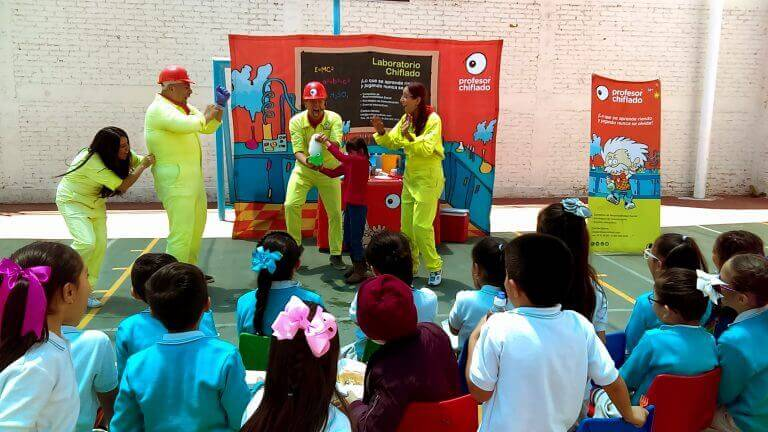 Cemefi's tweet photo. Fundación Profesor Chiflado, son expertos en edutainment; educan por medio del entretenimiento, a través de un método de enseñanza único que combina el juego, las artes escénicas y el pensamiento. @ProfesorChiflado #AportesOSC https://t.co/UgQfg63mKm