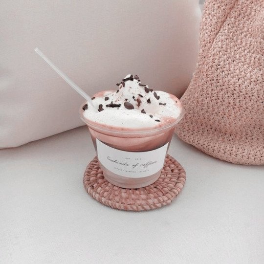 ㅤ
ㅤnão torne eu a perder-me numa mente tão doce, não
ㅤprocure sacear-me em palavras açucaradas que
ㅤintrigam o paladar...
ㅤque tornam um coração salgado e cheio de pequenos
ㅤnadas. 
ㅤ
ㅤㅤ━ℛ 
ㅤ