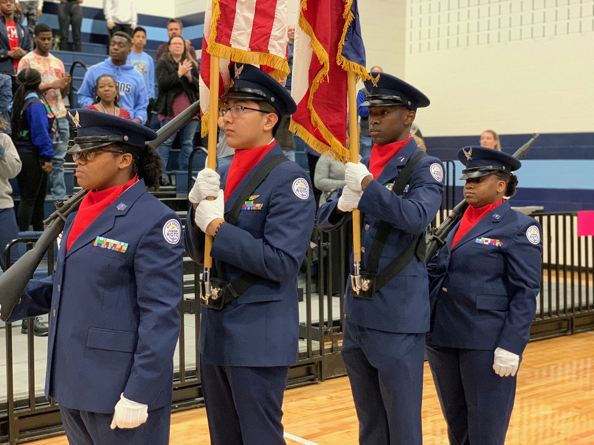 mcsinfo's tweet photo. Thank you, Veterans! 🇺🇸 Ridgeland High School honored those who serve in our nation’s military with a special Veterans Day program on Friday. #CreateCollaborateCommunicate #MarkofExcellence #MovingtheMark https://t.co/xuRLjYhOJQ