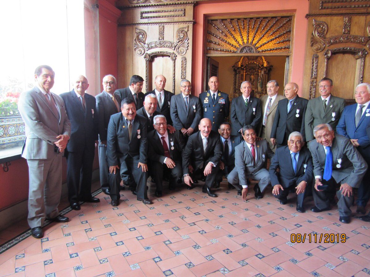 #Malvinas Superando décadas de prejuicios políticos y diplomáticos, saldamos una deuda histórica 
Por iniciativa de nuestra Embajada, por primera vez la Argentina reconoció y condecoró al personal de la <a href="/fapperu/">Fuerza Aérea del Perú</a> que nos ayudó en la #GestaDeMalvinas