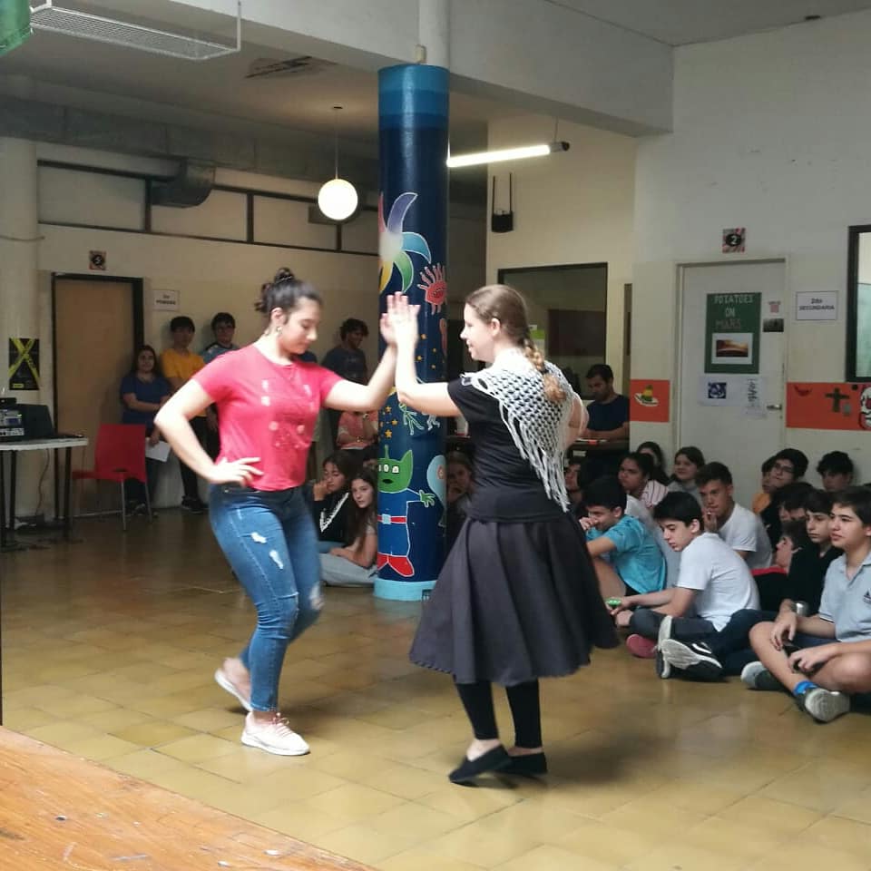 colegioICADE's tweet photo. La profesora Laura Dowbley organizó el festejo por el Día de la Tradición en el nivel secundario con música, baile, payada y mateada.
Un agradecimiento especial a Emanuel Rotela que también se sumó al festejo. https://t.co/G1XORZlyor