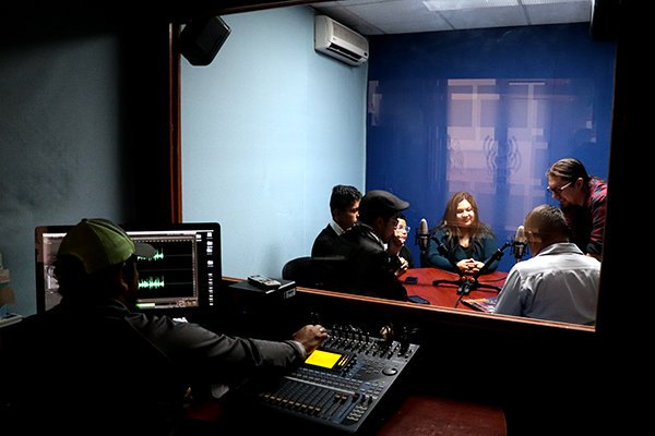 ChiquitasLetras's tweet image. #Hoy no se pierdan el #Episodiochiqutio de #LetrasChiquitas a través de las frecuencias de @DRTVUASLP 88.FM #SLP y 91.9FM #Matehuala  y en #Spotify  spoti.fi/2qGxuus 

Nos acompañaron nuestros amigos de @grupoletrasviv1  para celebrar a grandes escritores