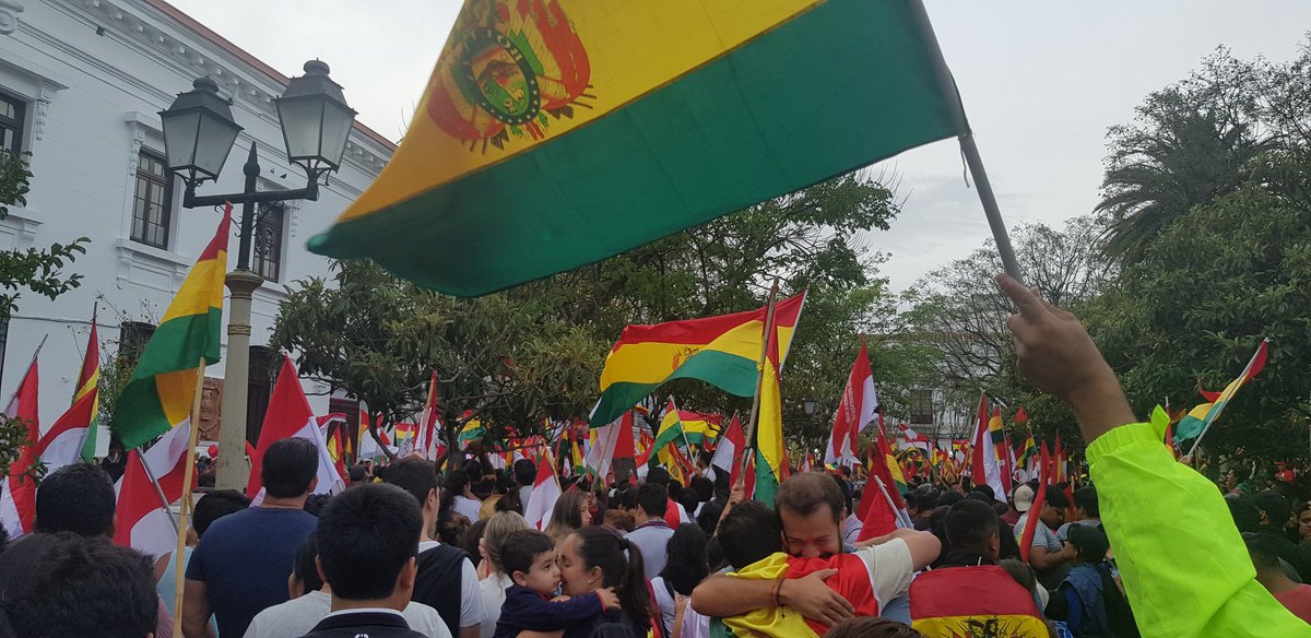 yesse094's tweet photo. @marianorecalde Y este es un pueblo festejando la renuncia de un Tirano que hizo fraude, que robó el voto a los Bolivianos #BoliviaNoHayGolpe https://t.co/nBwpoRLIG9