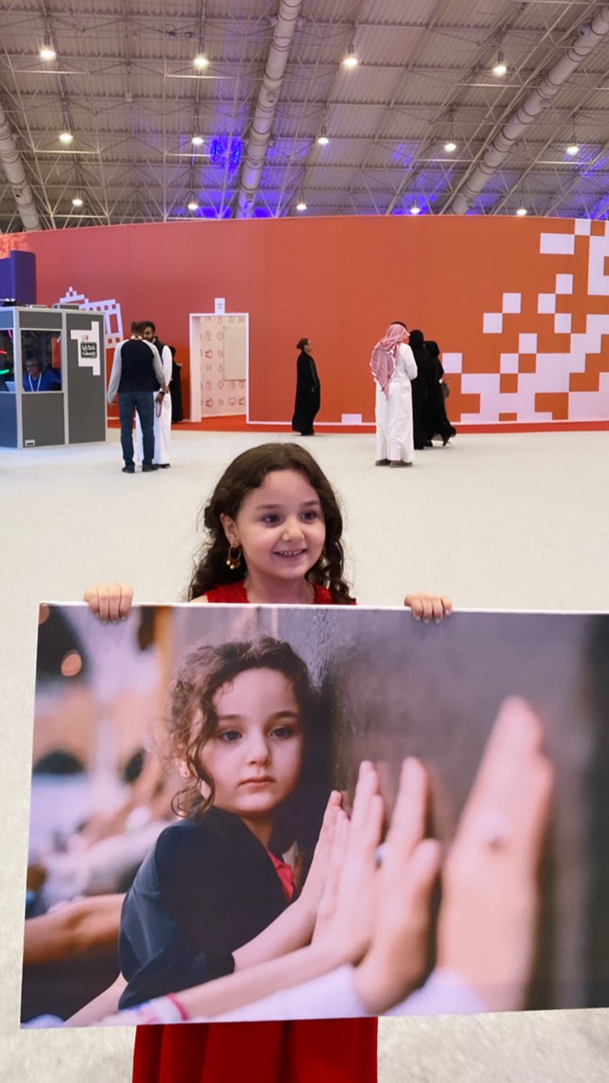 _iomar_'s tweet photo. شرفتنا اليوم في #حكايا_مسك الطفلة الجميلة هيلين التي التقطت لها صورة الحج. https://t.co/Ct6XeKOT7J
