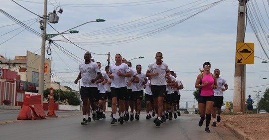 FolhaComunitri1's tweet photo. Sessenta atletas entre militares e civis participaram na manhã deste sábado (09.11) da corrida-treino de 5 km preparatória para a 21ª Corrida Homens do Mato, que será no dia 24 de novembro.
 Saiba Mais: https://t.co/ZBc7OrbIwu https://t.co/w08ibjWoRv