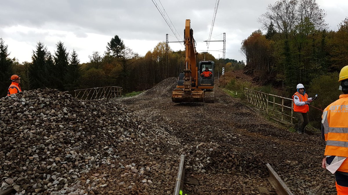 vianneyh59's tweet photo. Beaucoup de monde sur le pont ce WE pour moderniser et régénérer le Réseau.
Ici dans le 87 sur POLT, nous avons pris soin d'un pont rail qui a été construit en 1856 sous Napoléon III.
Une nouvelle étanchéité pour continuer à traverser le temps .@SNCFReseau https://t.co/qDNXydzi0u