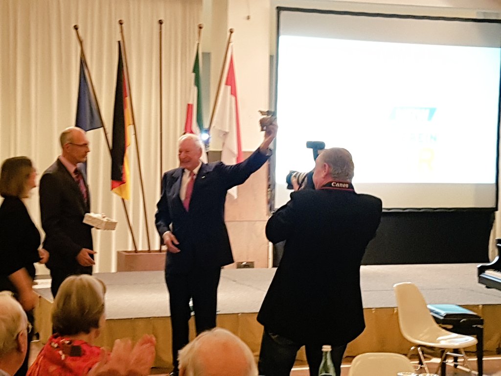 PVRuhr's tweet photo. Dr. Jochen #Opländer, Ehrenvorsitzender des Aufsichtsrats der #WILO SE und Stifter der #WiloFoundation, freut sich über die Auszeichnung ... #EisenerReinoldus #PVRuhr #Dortmund https://t.co/RkkhuvTJPl