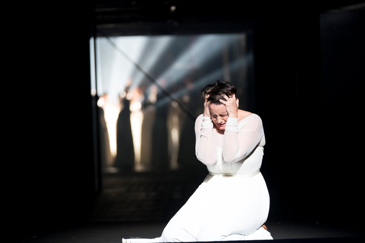 #OpeningNight on Saturday: #ElzavandenHeever as #Julia #Vestalin in #GaspareSpontini's Opera #LaVestale 
#JohannesErath #BertrandDeBilly @viennasymphony 
Foto: © Werner Kmetitsch