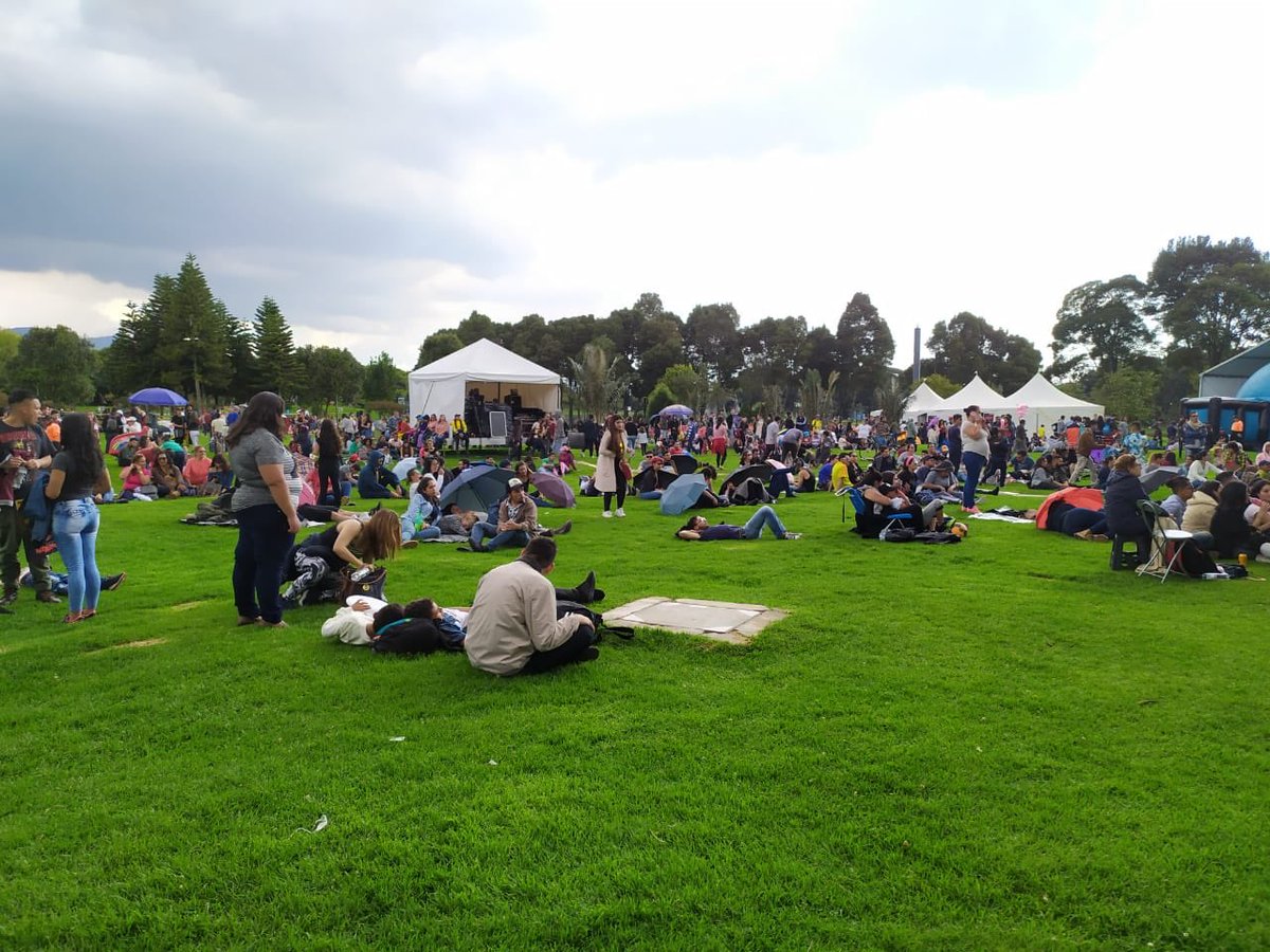 radionicafm's tweet photo. En #ElProgramaQueProgramas nos tomamos el Parque Simón Bolívar paea disfrutar de un gran evento astronómico #PlanetarioAlParque 🔭 Gracias a Hernando Alarcón que se puso la 10 y hoy programa con @LauraUbate 🤘🎶 https://t.co/lfMP49r4XP