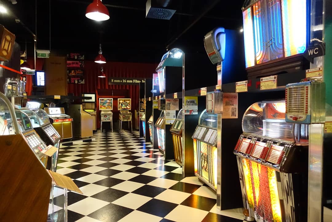 curlysusiw's tweet photo. Visited recently a pinball &amp; jukebox museum! So great! And nearly all pinball machines were working and also lots of the jukeboxes! 🎶💃#terratechnica #pinball #jukebox #museum #CzechRepublic https://t.co/8J6SxVNg3p