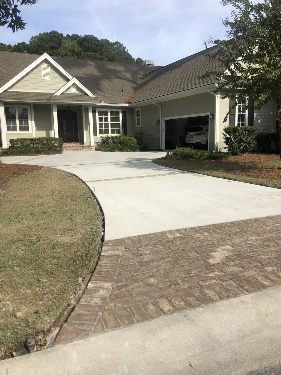 DecoConcDesign's tweet image. A Belfair beauty boasts brushed concrete with brick and mortar!