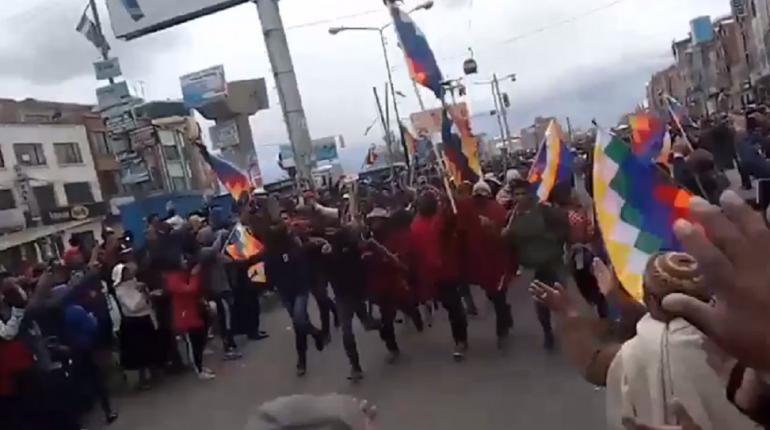 LosTiemposBol's tweet image. #NuevasElecciones
Turba que se opone a renuncia de @evoespueblo intenta llegar de #ElAlto a #LaPaz y rebasa a policías: shar.es/a3b7Lz