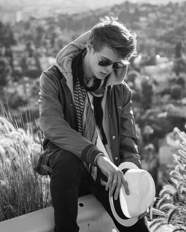 mjackpot posted new photos ;

      he finally let me take his
      picture 🥺 now, tell me :
      isn't peter parker the most
      aesthetic boy in the world?