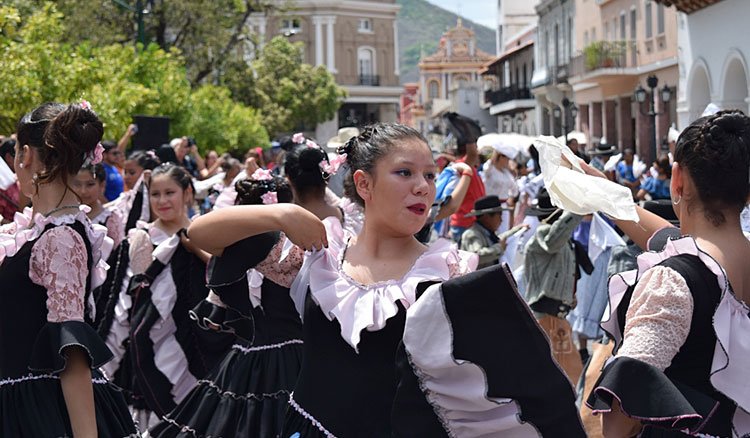 MEducacionSalta's tweet photo. Escuelas y playones educativos celebraron el Día de la Tradición a puro canto y baile. https://t.co/bFkJB0HOHS https://t.co/jk3KkmHFYb