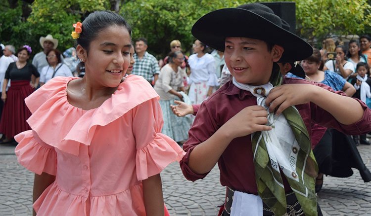 MEducacionSalta's tweet photo. Escuelas y playones educativos celebraron el Día de la Tradición a puro canto y baile. https://t.co/bFkJB0HOHS https://t.co/jk3KkmHFYb