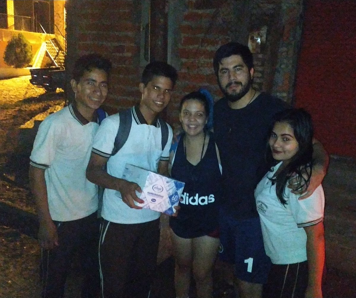 fran_moscarda's tweet photo. Estos adolescentes son del turno noche del colegio Ypati de Villa Elisa, trabajan de día con sus 17 años y estudian de noche. Buscan personas que les done hamburguesas para vender y así celebrar su colación. ¡Ayuden con un RT! @patty_orue @yolandapark1 @oscarpintos_ @chichecorte https://t.co/b9CO3xP3pk