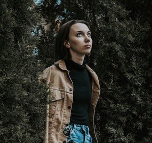 silverliningpub's tweet image. Meet the staff part 2! Mari Crisler, our design editor, is a senior English and psychology double major with a minor in sexuality studies at UNL. She is a fabulous musician and currently plays in three bands!