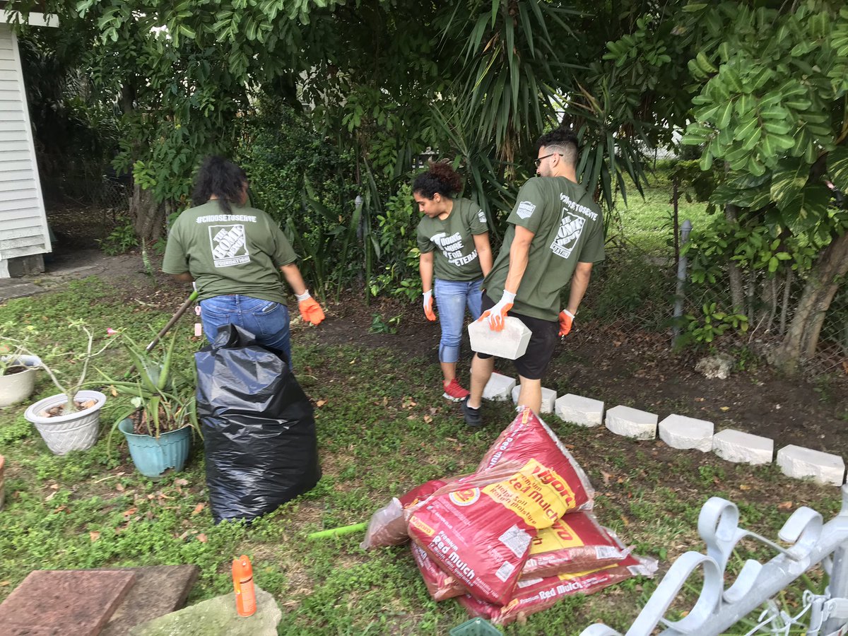 #choosetoserve #teamdepot Home Depot giving back to our Veterans !