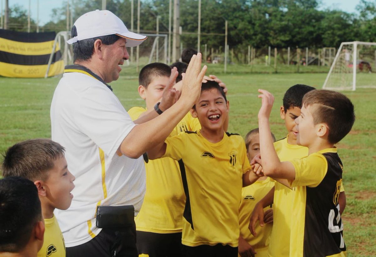 GuaraniEDF's tweet photo. ¡La Escuela Aborigen de Ypané a las Finales!
Los chicos accedieron a la final, en cuatro categorías. 👏🏼👏🏼👏🏼👏🏼
🏆 Copa Academia
🆚 Atlántida
#Cat2008: (4-2) penales
🏆 Copa Bronce Asopefu
🆚 Tayuazape
#Cat2010: 3-1
#Cat2009: 3-1
#Cat2005: 1-1
¡Felicitaciones, aborígenes! 🥳💛🖤 https://t.co/2QVmdXb43D