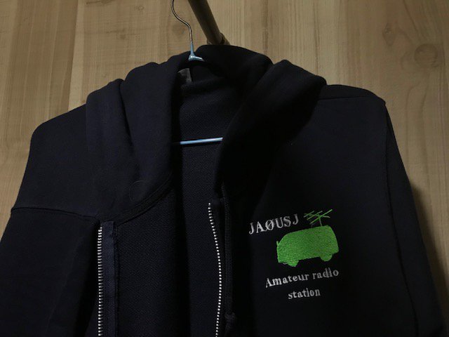 パーカー作ってみました。ローカルに見せたら自分もほしいと言われ追加注文しました。5000円くらいです。ビスタプリントで検索するとあたります。刺繍なので絵柄と文字の重なりは無理のようです。アイボール用の名刺もこちらで作りました。カラー両面印刷でも安いのでいろいろ重宝してます。