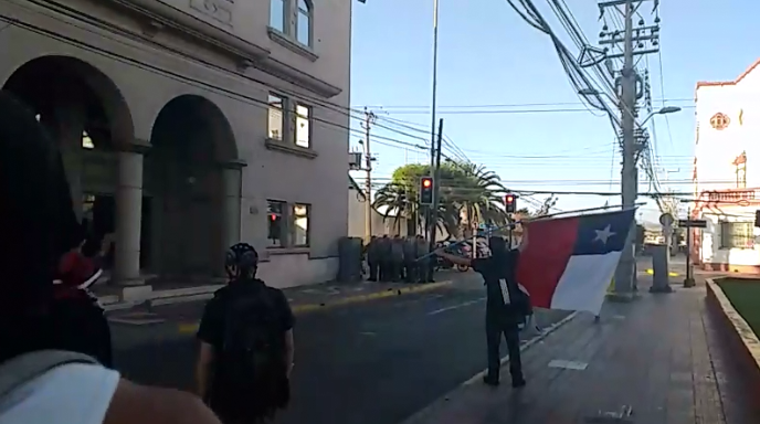 eldia_cl's tweet photo. #ElDíaInforma (VIDEO) Encapuchados se enfrentan a Carabineros frente a la Primera Comisaría en La Serena https://t.co/QiGUIAfUwG https://t.co/jdIx1s7lWb