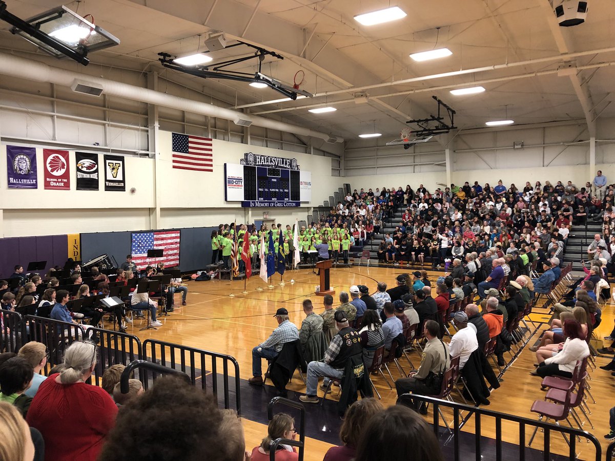 mscrawfords's tweet photo. Cards for our Veterans today! Great community event. Glad our Intermediate Honor Choir got to contribute! https://t.co/wyUy6I7z3R