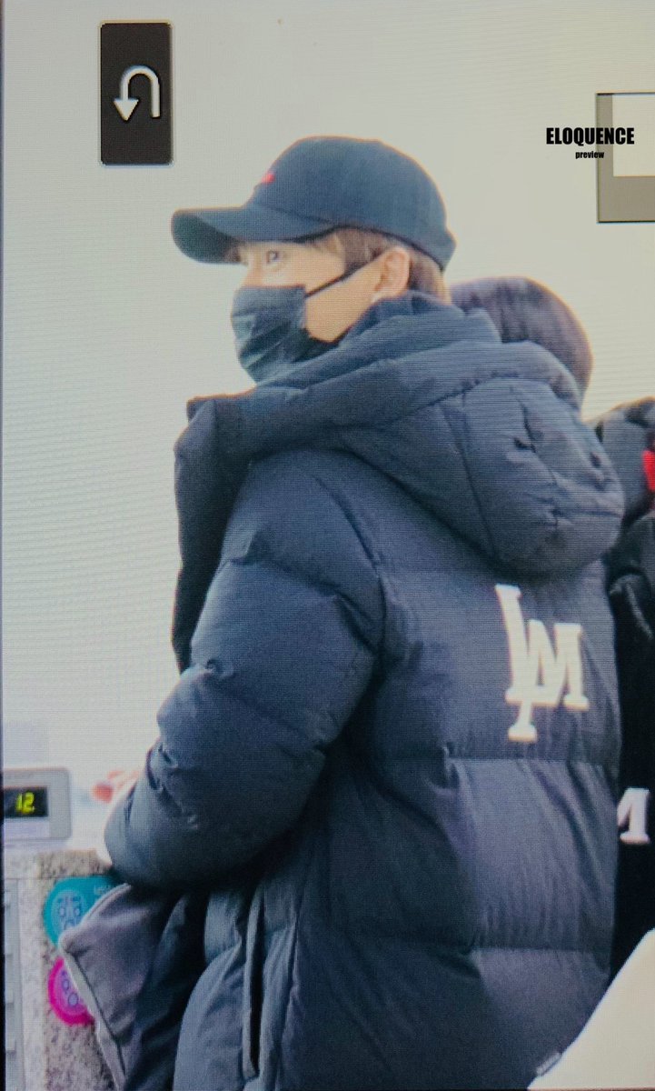 951109net's tweet photo. 191112 GMP 출국 프리뷰 

다같이 입고 신고~귀여운거 아니야?🤔

#영화처럼 #likeamovie #LAM #twillight #너를원해 #우혁 #WOOHYUK @LAM_twt https://t.co/OmWRbmJAxW