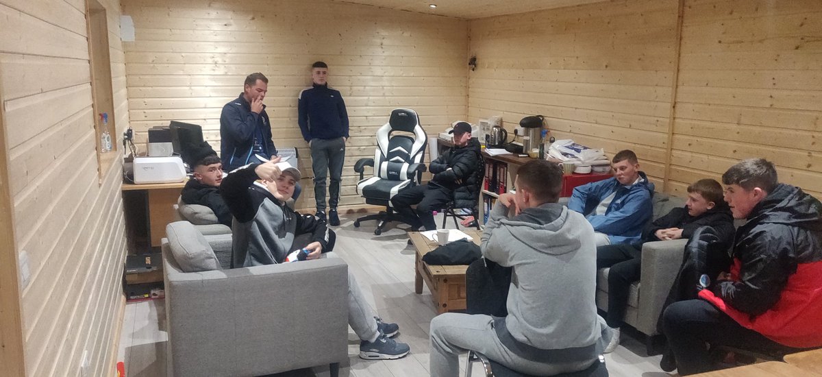 AreaTower's tweet photo. Young men engaged in conversation with the S.T.A.R.T worker about opportunities to exsplore local issue on a global scale through GSL. 
@eayouthservice  @AllianceWork @Stephen_Derry @LtycP  @YcTower https://t.co/9Y2Dn2U0I2