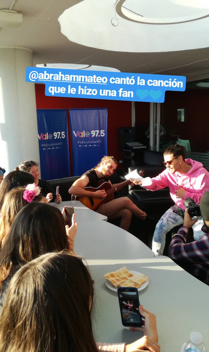 Cuando en <a href="/Vale975/">Vale 975</a> te decimos que vas a estar tan cerca de tu artista favorito, hablamos de esto. <a href="/AbrahamMateo/">Abraham Mateo</a> hasta canto una canción que le hizo un fan. Que mas queres? Jaja. 😉 Anda a buscarla al ángulo