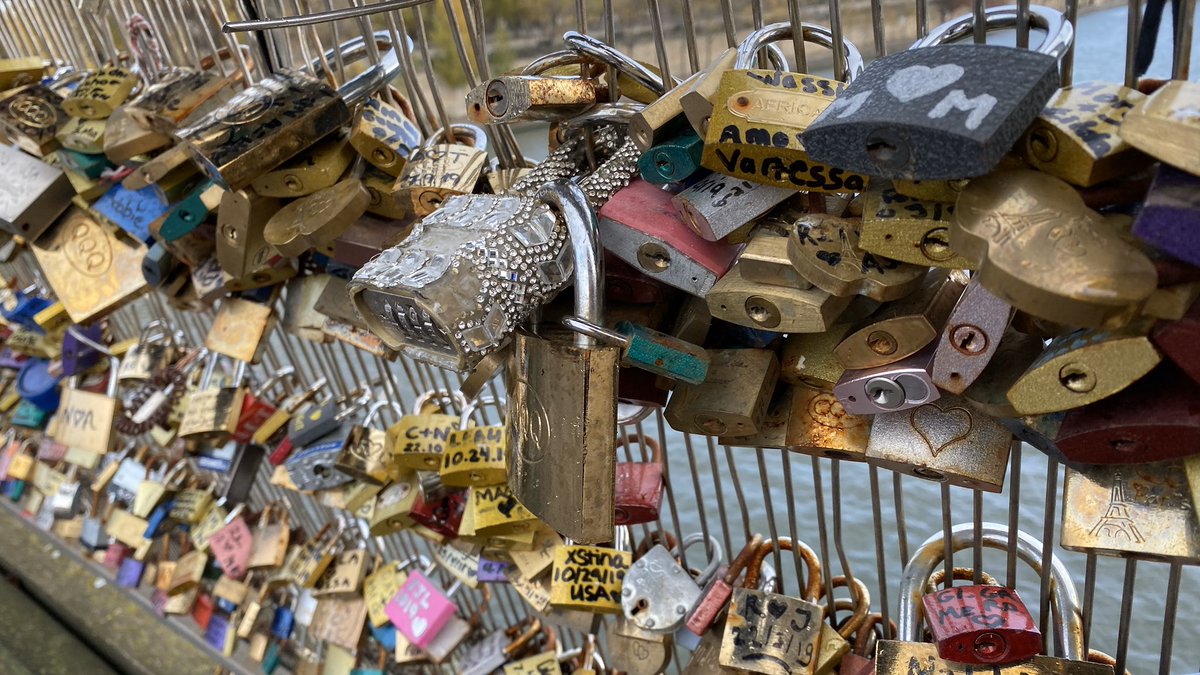 LindseyHenry365's tweet image. Added our lock today. 😍 #Paris #LockBridge