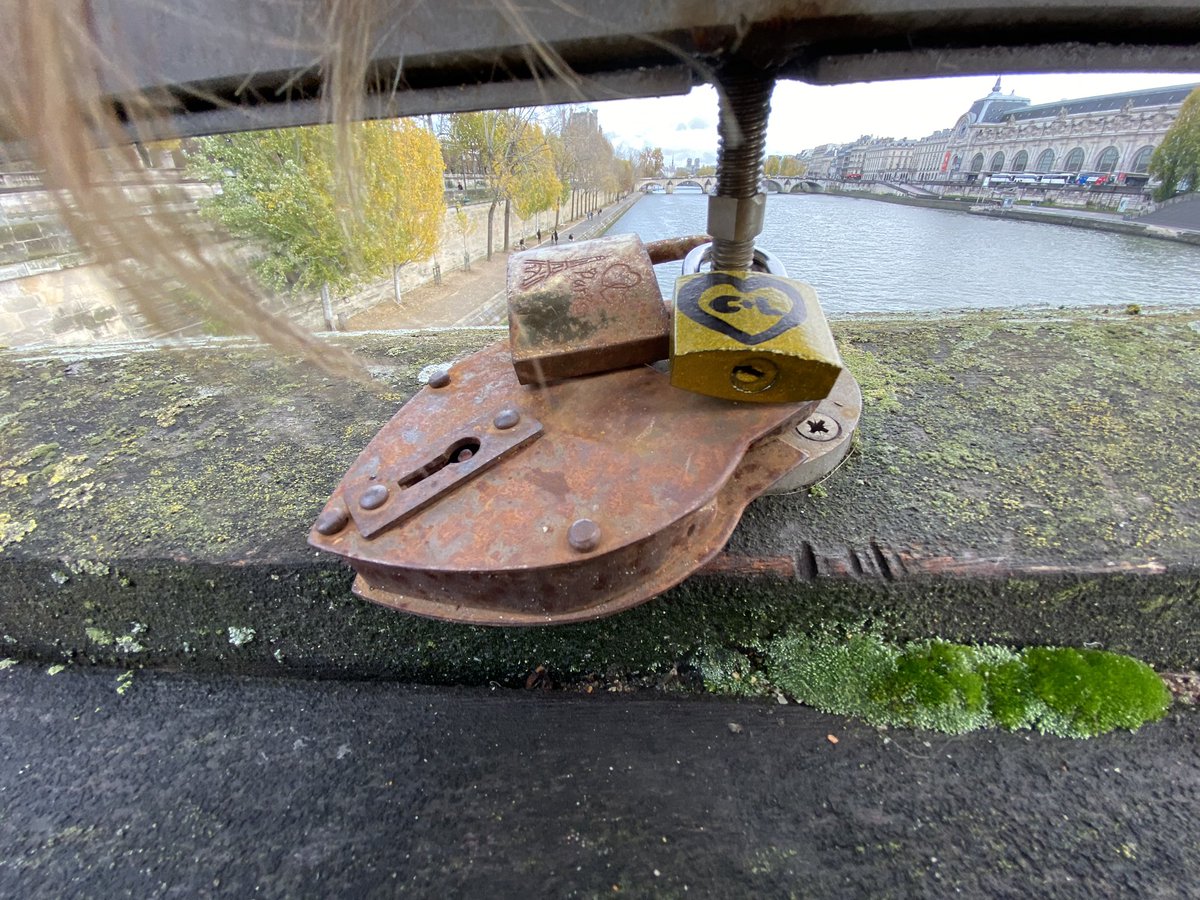 LindseyHenry365's tweet image. Added our lock today. 😍 #Paris #LockBridge