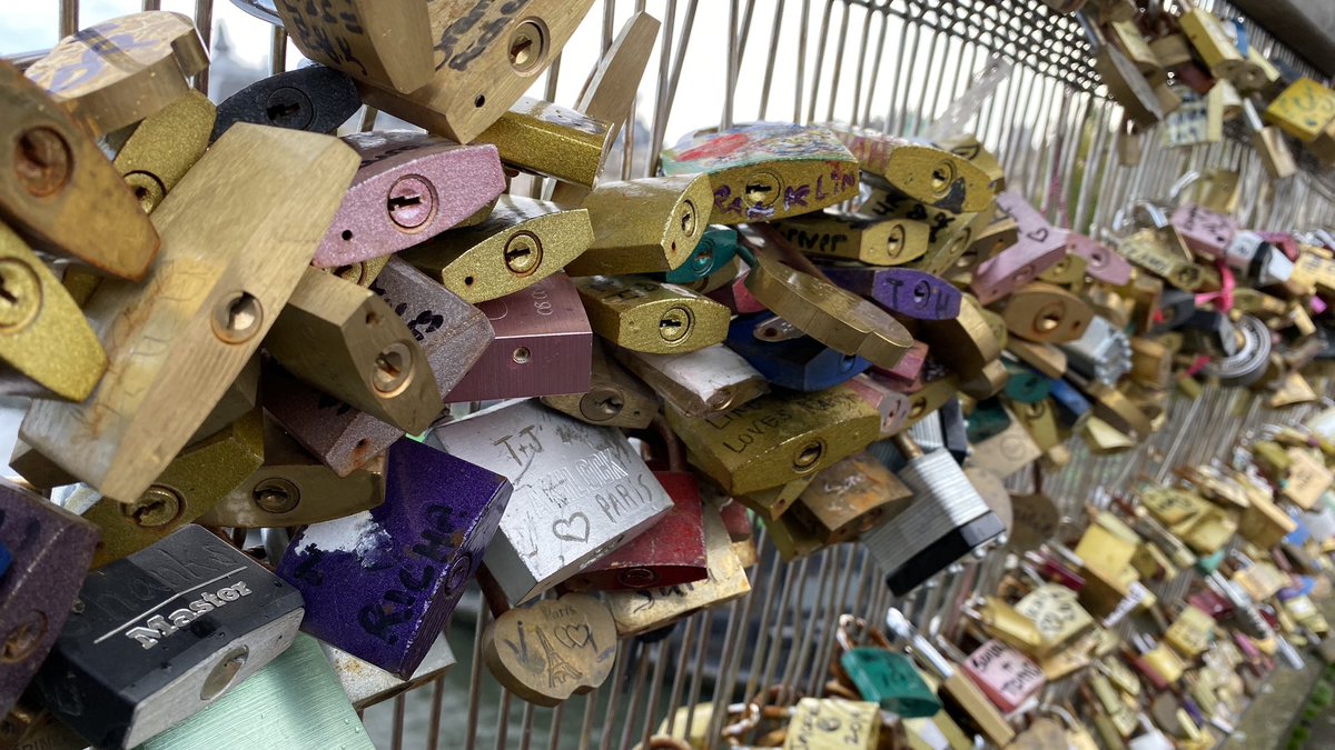 LindseyHenry365's tweet image. Added our lock today. 😍 #Paris #LockBridge