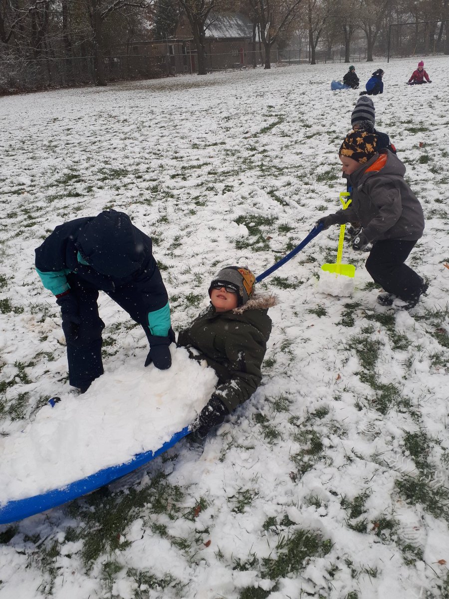 kimberlysimmond's tweet photo. Enjoying the November snowfall! Students started singing Christmas songs and drawing pictures of Santa! @GreendaleGators https://t.co/mfmKEKXrBs