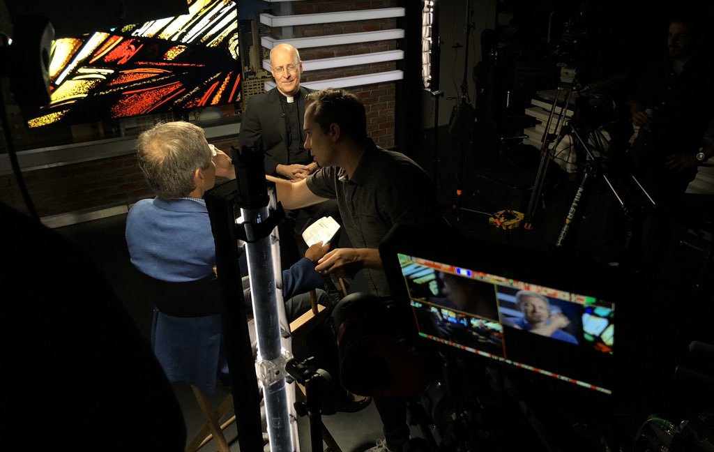 DanTVusa's tweet photo. Gotta be the coolest and down to earth Priest in town. Lucky enough to shoot this great interview with @JamesMartinSJ for @gzeromedia watch the full episode here https://t.co/OwU7aRIZIg https://t.co/5fGoZ0lzpc