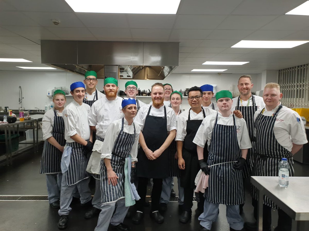 L20HotelSchool's tweet photo. A big thank you to @antonpiotrowsk1
  @Roskirestaurant for spending the day with our students  . It was also great to see our ex student @DillonZeng return. Great to see him doing well 👏 https://t.co/VqpA3LQfsv