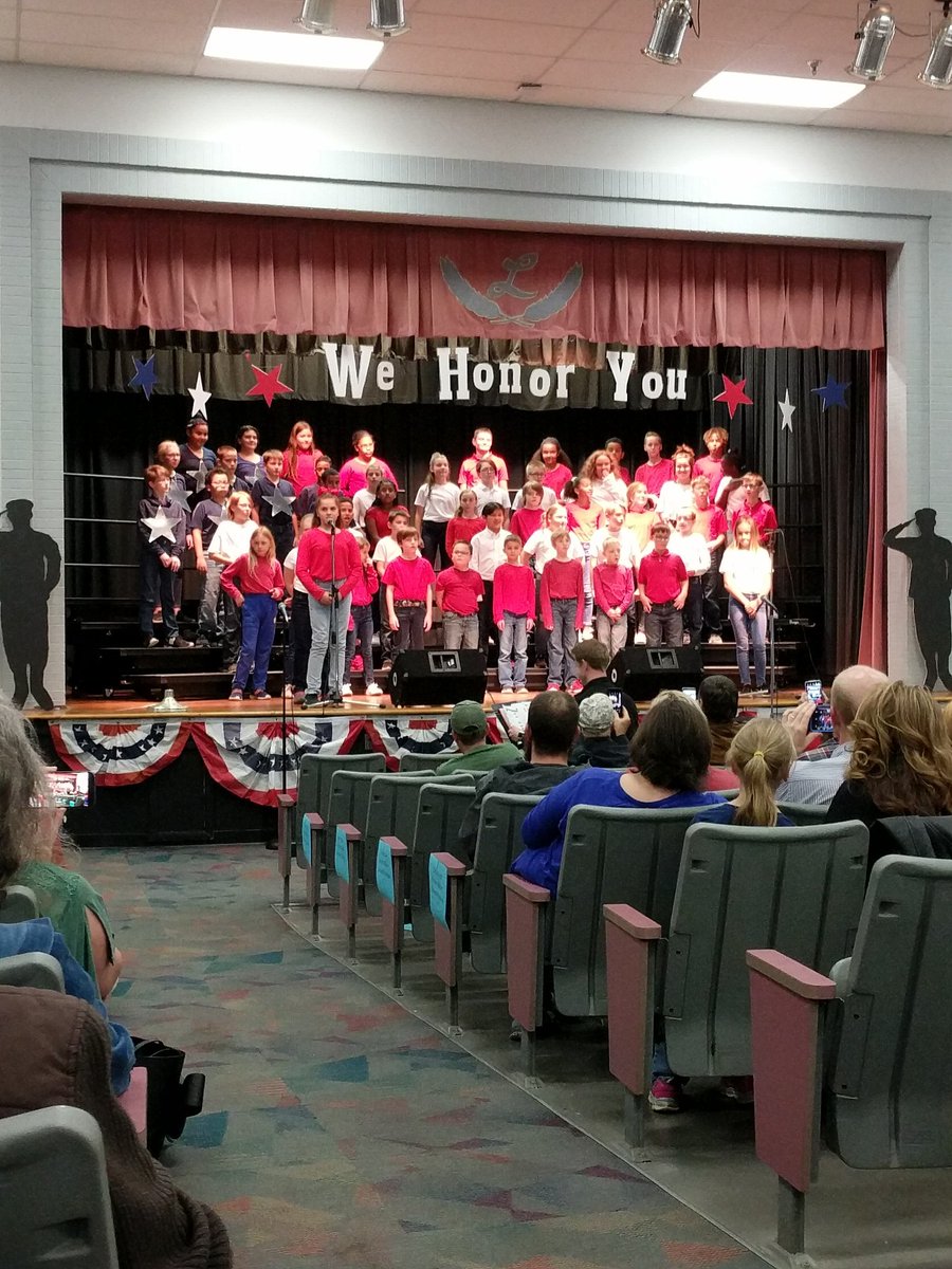 SWallingfordAJE's tweet photo. Lincoln Lions bringing their best roar for our Veterans! @KCS_Lincoln @Musical_Lions @KCS_District https://t.co/paAAlOEzRU