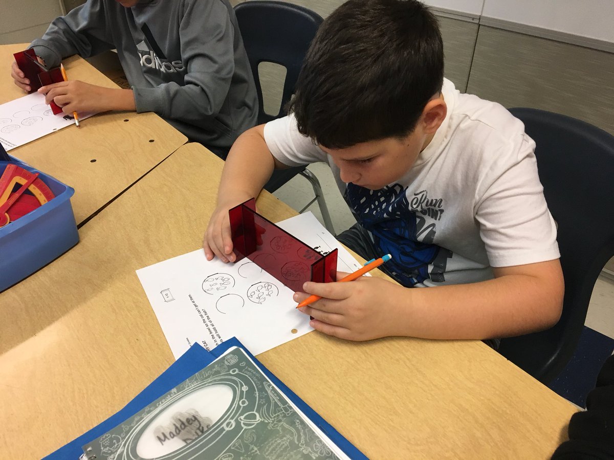 Good2noeMath's tweet image. Starting off Monday with a new tool - Miras! Exploring reflections. #transformationalgeometry #iteachmath @JoAnnLawall