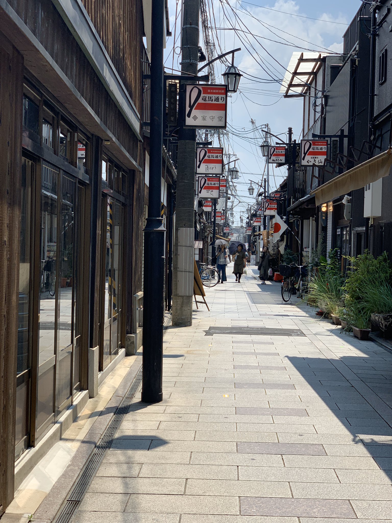 京都の歩き方 京都伏見の龍馬通り商店街 坂本龍馬の常宿だった寺田屋の近くにある商店街 で 石畳の道や灯篭や町家などレトロな雰囲気の商店街 京都 伏見 坂本龍馬 T Co Drawv2wf Twitter