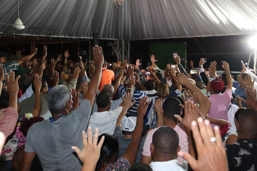 laredlfsanpedro's tweet photo. Renuncian dirigentes medios del PLD de las provincias Monseñor Nouel, La Vega y Hermanas Mirabal. Leonel Fernández les toma juramento en #LaFuerzaDelPueblo. https://t.co/MN9A9dzd24