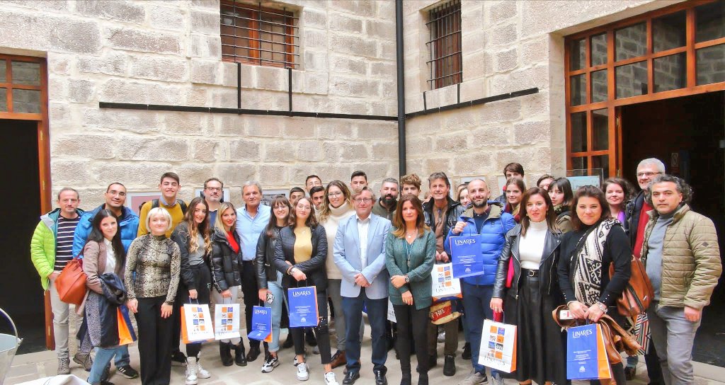 auxidelolmo's tweet photo. 📌 Recibimiento Institucional a los alumnos de Hungría 🇭🇺, Italia 🇮🇹 y Turquía 🇹🇷 @aytolinares
📌 Gracias al #Conservatorio #AndresSegovia x participar en proyectos de esta índole #CreativityByMusic
📌 Estudiantes de #Becas Erasmus+ q conocerán #Linares sus constumbres y su arte https://t.co/iNMUUB5n0g