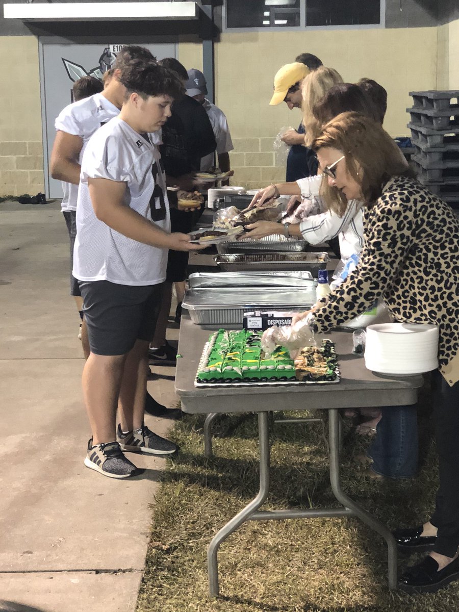 LSTitanFootball's tweet photo. Thanks to our booster club for feeding the team after practice today! https://t.co/kWLv2Zw1CO